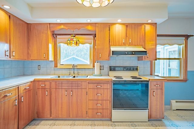 7 Cedarcrest Rd, Salem, MA 01970