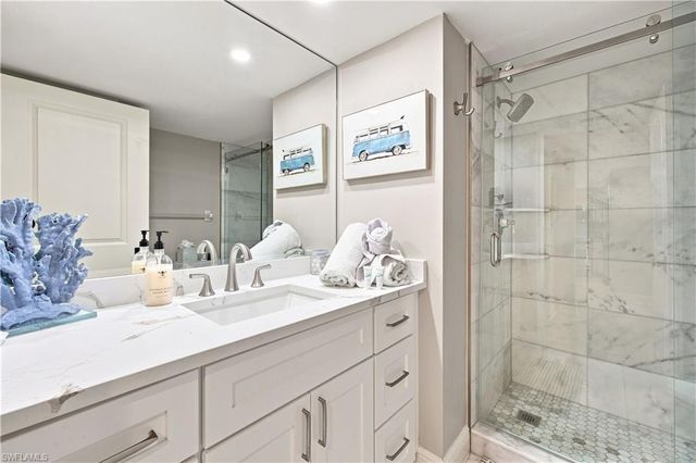 9103 Vanderbilt DR 208, Naples, FL 34108