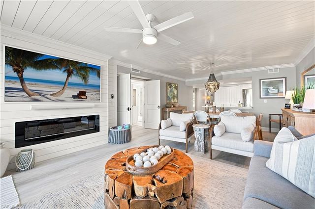9103 Vanderbilt DR 208, Naples, FL 34108