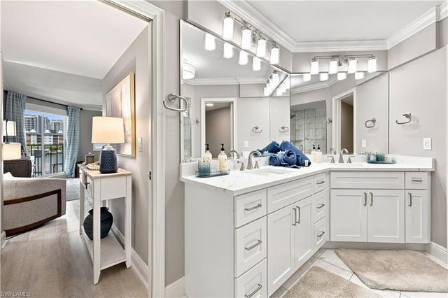 9103 Vanderbilt DR 208, Naples, FL 34108