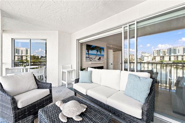 9103 Vanderbilt DR 208, Naples, FL 34108