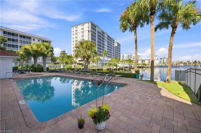 9103 Vanderbilt DR 208, Naples, FL 34108
