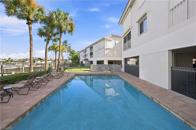 9103 Vanderbilt DR 208, Naples, FL 34108