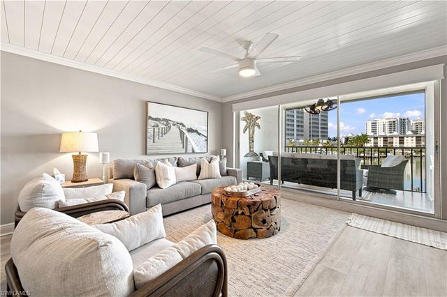 9103 Vanderbilt DR 208, Naples, FL 34108