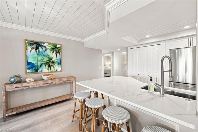 9103 Vanderbilt DR 208, Naples, FL 34108