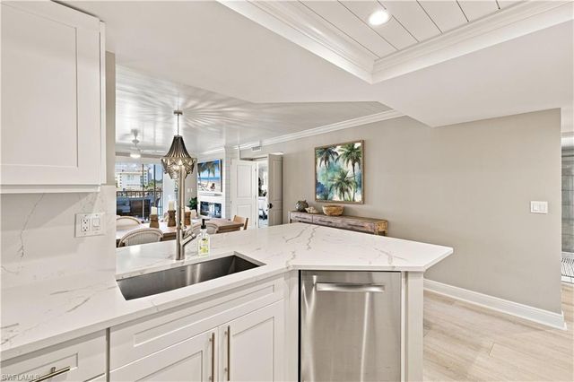 9103 Vanderbilt DR 208, Naples, FL 34108