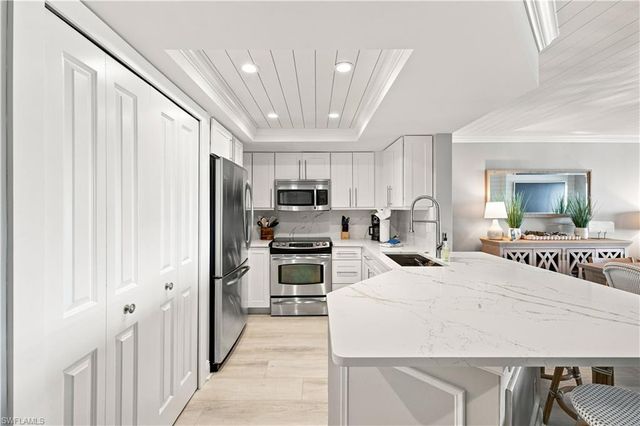 9103 Vanderbilt DR 208, Naples, FL 34108