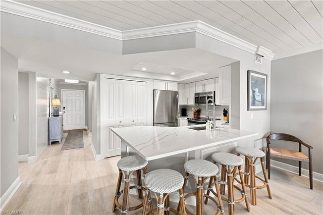 9103 Vanderbilt DR 208, Naples, FL 34108