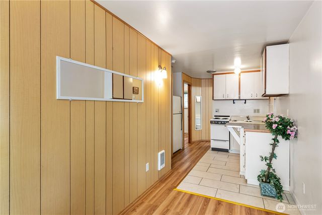 710 NE 43rd Street, Seattle, WA 98105