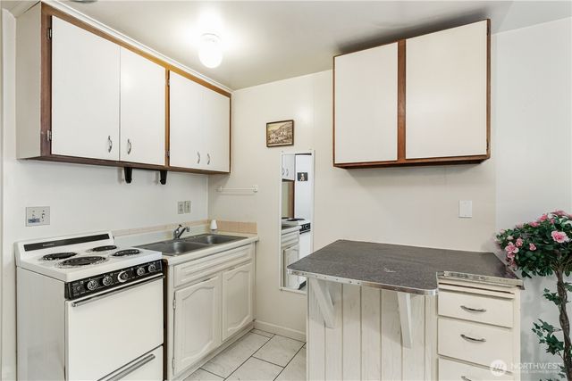 710 NE 43rd Street, Seattle, WA 98105