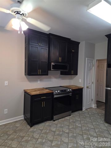 935 Woodington Lane, Charlotte, NC 28214