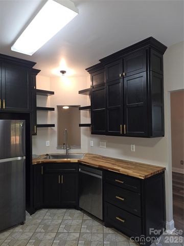 935 Woodington Lane, Charlotte, NC 28214