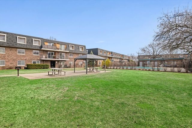 3223 W Parkway Drive 3A, Northbrook, IL 60062