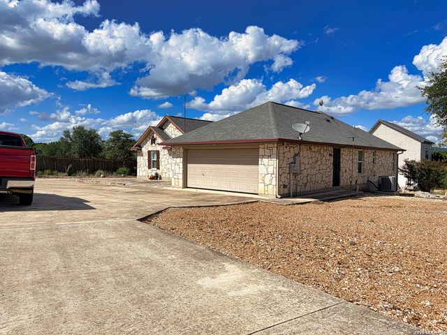 129 RAPIDS CIR, Bandera, TX 78003