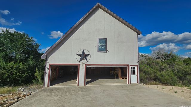 129 RAPIDS CIR, Bandera, TX 78003
