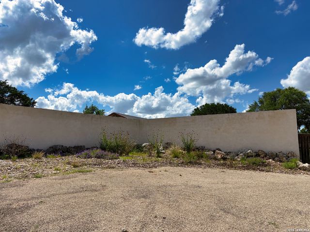 129 RAPIDS CIR, Bandera, TX 78003