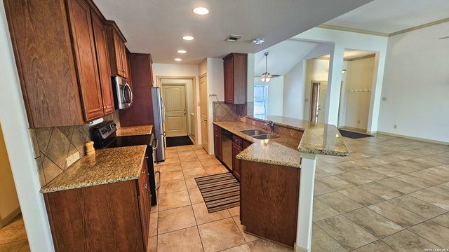 129 RAPIDS CIR, Bandera, TX 78003