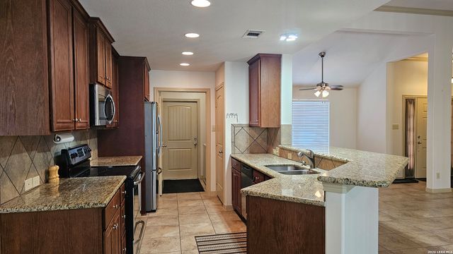 129 RAPIDS CIR, Bandera, TX 78003
