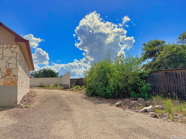 129 RAPIDS CIR, Bandera, TX 78003