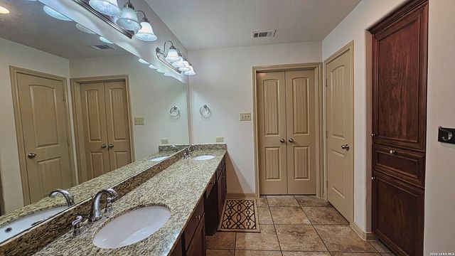 129 RAPIDS CIR, Bandera, TX 78003
