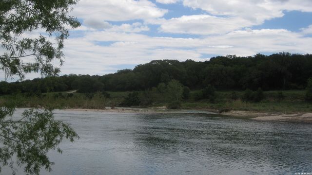 129 RAPIDS CIR, Bandera, TX 78003