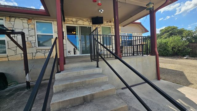 129 RAPIDS CIR, Bandera, TX 78003