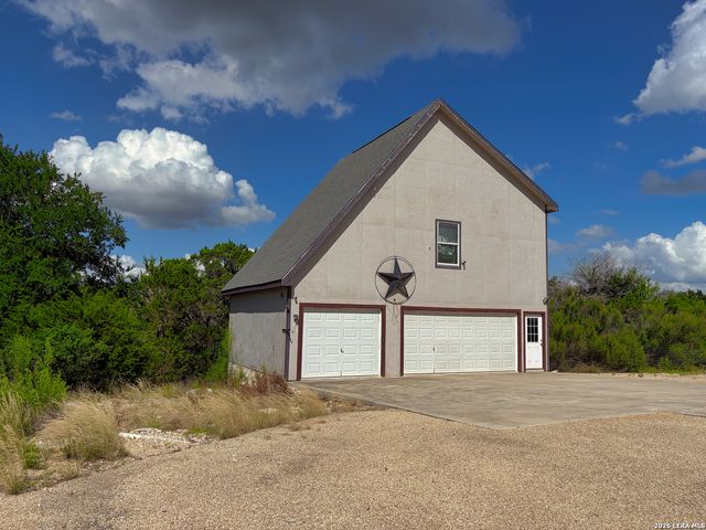 129 RAPIDS CIR, Bandera, TX 78003
