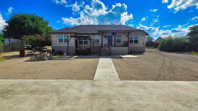 129 RAPIDS CIR, Bandera, TX 78003