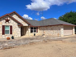 129 RAPIDS CIR, Bandera, TX 78003