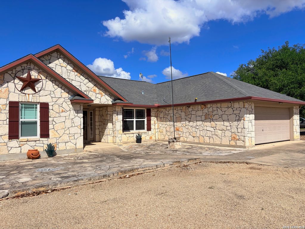 129 RAPIDS CIR, Bandera, TX 78003