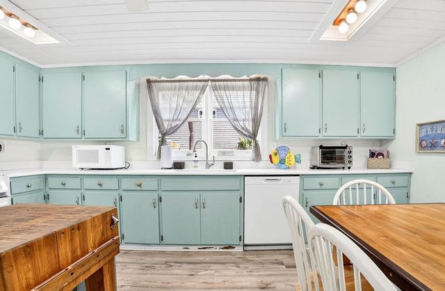 472 Myrtle Ave., Pawleys Island, SC 29585