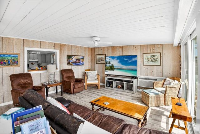 472 Myrtle Ave., Pawleys Island, SC 29585