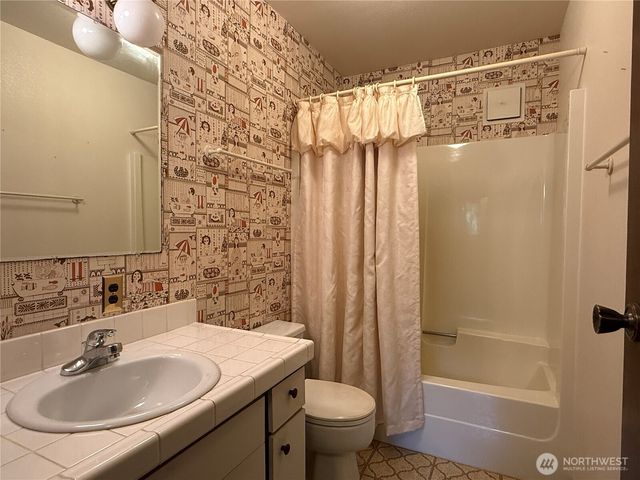 121 E Rhododendron Lane, Union, WA 98592