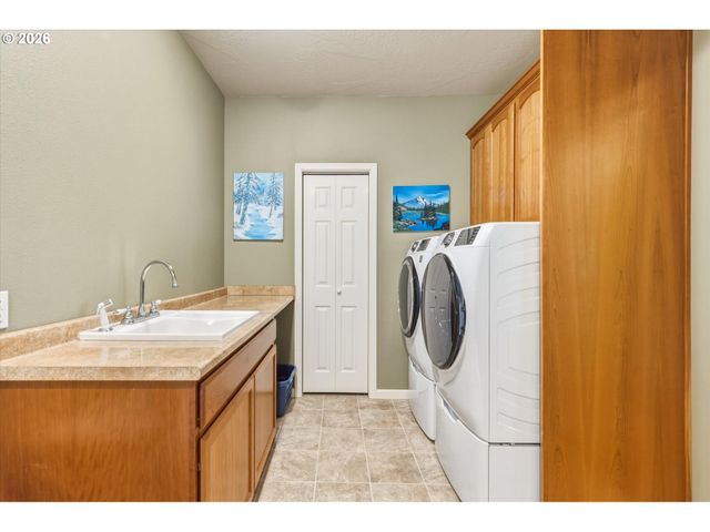 347 FERNCREST Rd, Longview, WA 98632