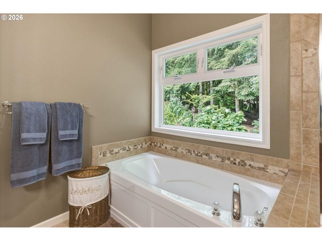 347 FERNCREST Rd, Longview, WA 98632