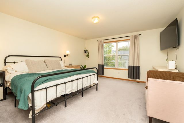 8042 Stratford Circle S, Shakopee, MN 55379