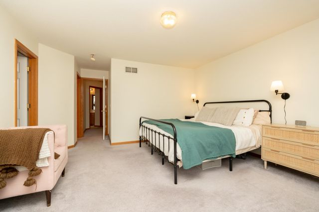 8042 Stratford Circle S, Shakopee, MN 55379