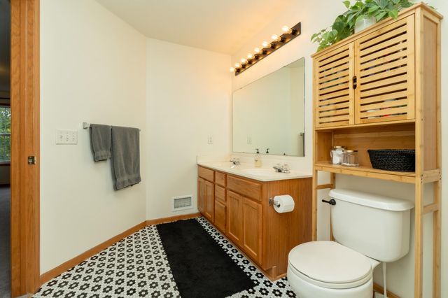 8042 Stratford Circle S, Shakopee, MN 55379