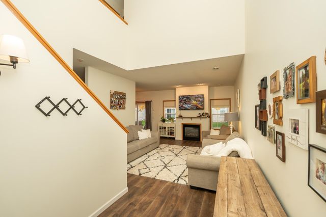 8042 Stratford Circle S, Shakopee, MN 55379