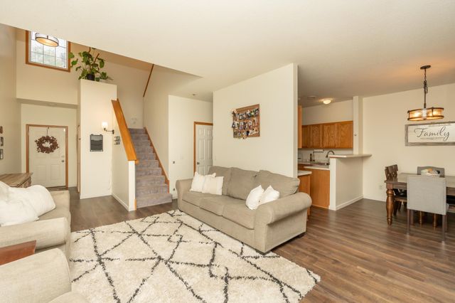 8042 Stratford Circle S, Shakopee, MN 55379