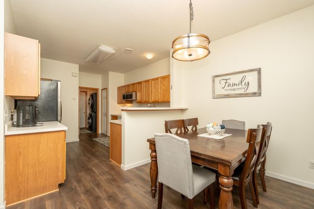 8042 Stratford Circle S, Shakopee, MN 55379