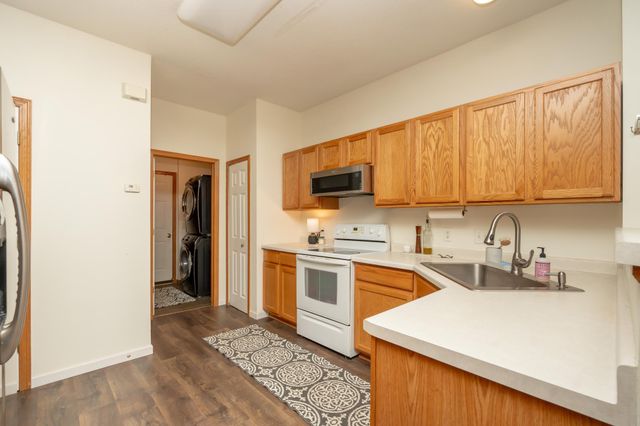 8042 Stratford Circle S, Shakopee, MN 55379