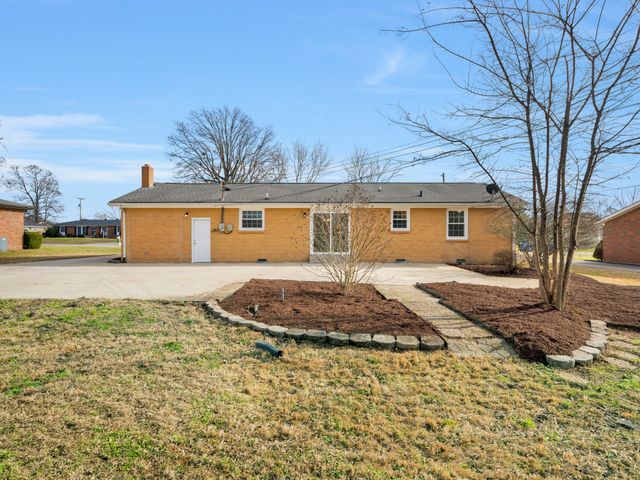 204 Kingswood Dr, Clarksville, TN 37043