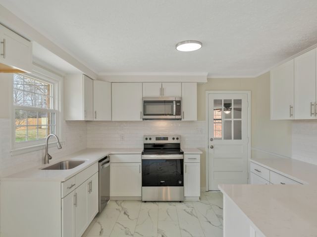 204 Kingswood Dr, Clarksville, TN 37043