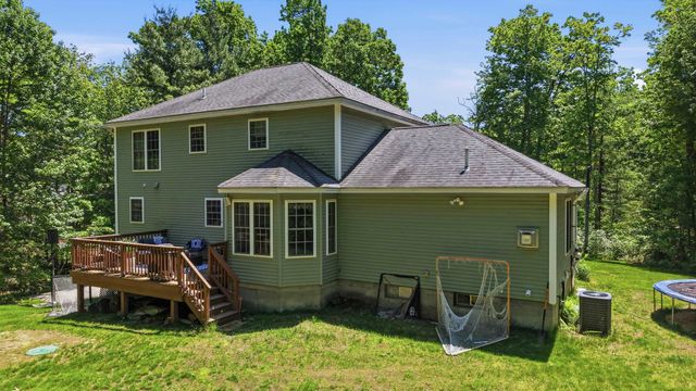 24 Gardensong Drive, Hooksett, NH 03106