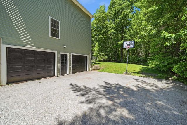 24 Gardensong Drive, Hooksett, NH 03106