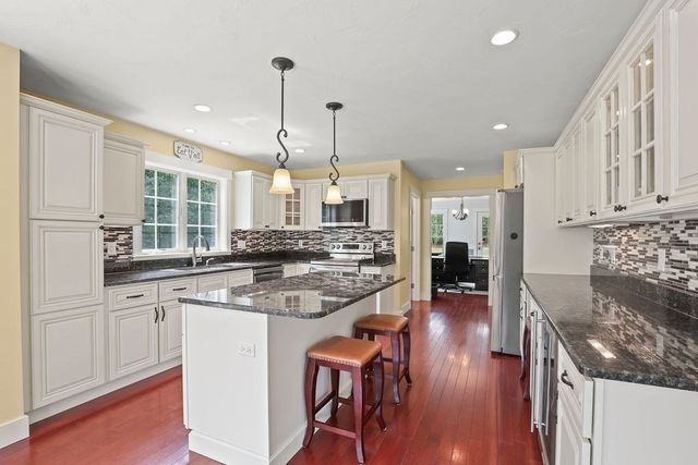 10 Pond Edge Trl, Wareham, MA 02571
