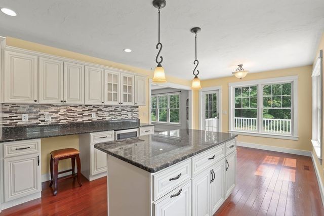 10 Pond Edge Trl, Wareham, MA 02571
