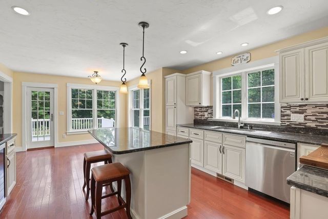 10 Pond Edge Trl, Wareham, MA 02571