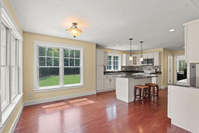 10 Pond Edge Trl, Wareham, MA 02571